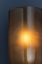Detalle de la pantalla de cristal bronce burbujeado del aplique HURLEYVILLE