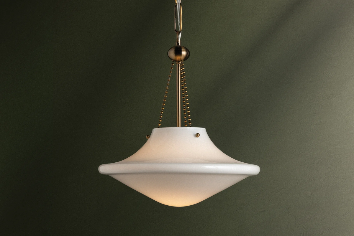 Lámpara colgante ERA con pantalla de cristal opalino y cadena en latón pátina