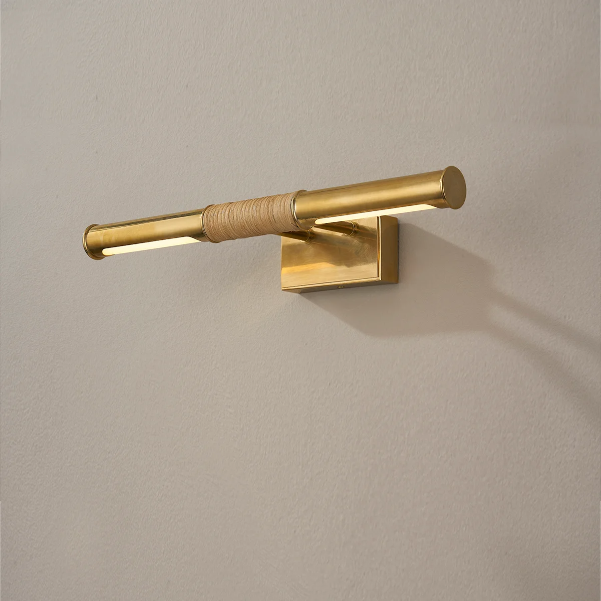 HALSTEAD aplique encendido sobre muro