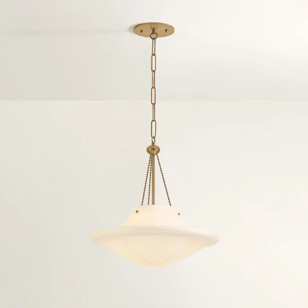 Colgante ERA con pantalla de cristal opalino y cadenas de bolas, vista en ambiente neutro