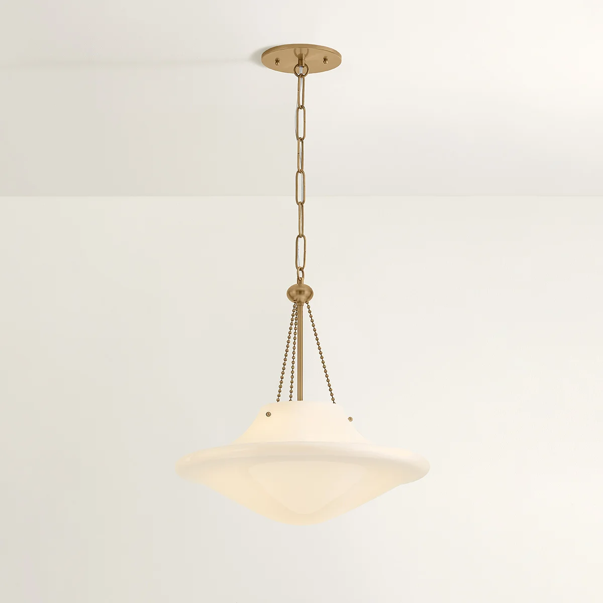 Colgante ERA con pantalla de cristal opalino y cadenas de bolas, vista en ambiente neutro